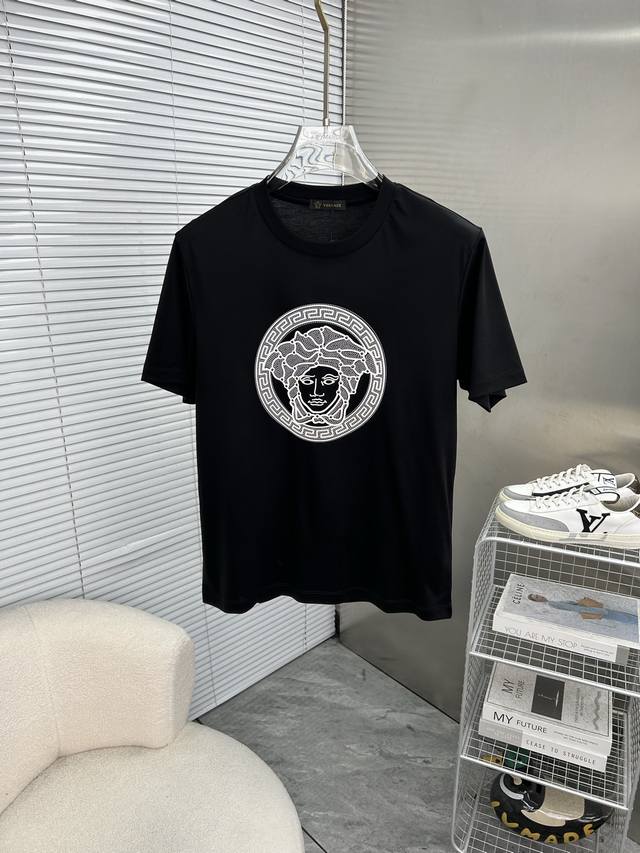 p220 Versace范思哲 2026春夏最新款短袖圆领T恤 高端订制 品牌Logo重工艺设计 高端定制百分百棉顶级丝光面料.手感柔软.穿着舒适.专柜级别精致