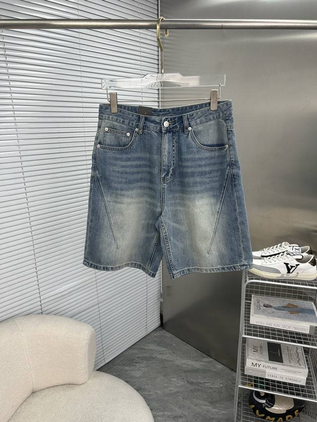 p260 Versace范思哲 2026新品男士牛仔裤短裤 面料弹性好。独家发售 官网同步 时尚优雅 重工艺设计。采用原色酵母水洗工艺 精选进口重磅丹宁牛仔面料