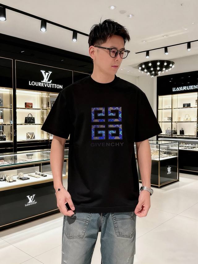 p190 纪梵希立体硅胶2510春夏新品时尚圆领短袖高级定制百搭款式！更有实用感 任何人都可以轻松驾驭 采用95%棉+5%天丝面料制作，手感非常奈斯，不起球，不
