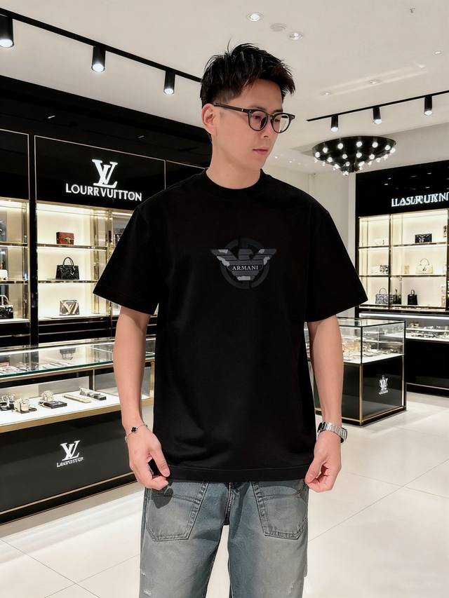 p190 阿玛尼 立体硅胶2510春夏新品时尚圆领短袖高级定制百搭款式!更有实用感 任何人都可以轻松驾驭 采用95%棉+5%天丝面料制作,手感非常奈斯,不起球, p190 阿玛尼 立体硅胶2510春夏新品时尚圆领短袖高级定制百搭款式!更有实用感 任何人都可以轻松驾驭 采用95%棉+5%天丝面料制作,手感非常奈斯,不起球,
