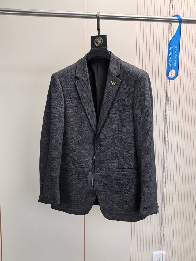 p510 阿玛尼。2026春季简约商务休闲西装外套,独家专供聚酯纤维+绵羊毛混合面料,透气柔软保暖性很强,笔挺垂感十足,整件衣服车工走线整齐平整,所有五金附料都 p510 阿玛尼。2026春季简约商务休闲西装外套,独家专供聚酯纤维+绵羊毛混合面料,透气柔软保暖性很强,笔挺垂感十足,整件衣服车工走线整齐平整,所有五金附料都