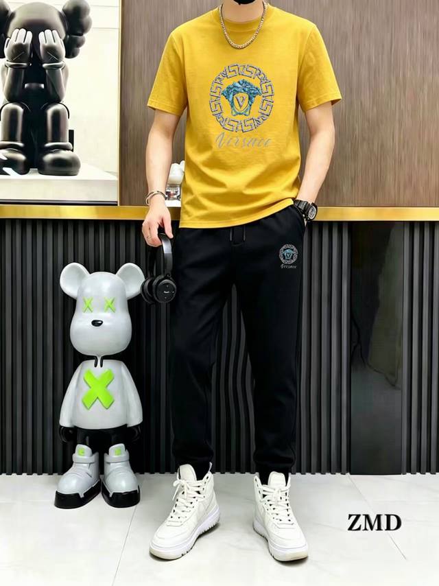 直p200 品牌：范思哲 2026官网同款.世界知名奢侈品牌.夏季男士 双丝光 高品质货套装 采用进口原单面料 ，当季时尚潮流款，百搭爆款。简洁大方，精密的车工