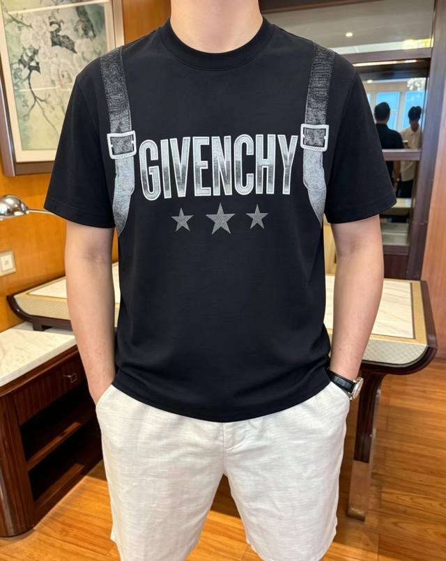 p210 纪梵希 Givenchy Vip高级定制！ 2026春夏季新款短袖。这款T恤是夏季男装系列新品，采用丝光工艺进口面料精心制作，重工立体Logo，增添休