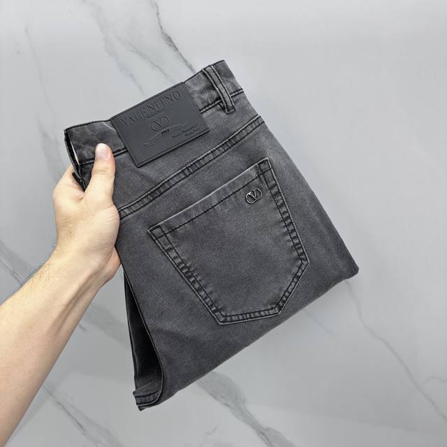 p320 Valentino high-end custom-made, latest Spring/Summer denim jeans, minimalis p320 Valentino high-end custom-made, latest Spring/Summer denim jeans, minimalis