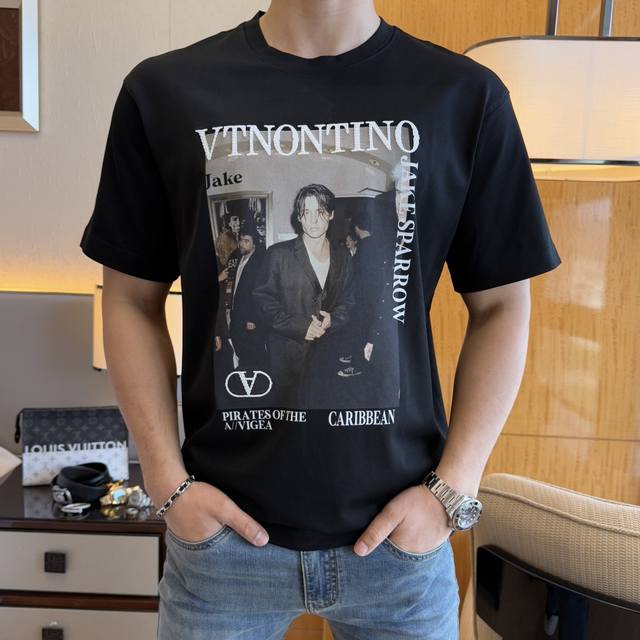 p160 Valentino 2026 Spring/Summer Premium Loose Fit Short-Sleeve T-Shirt, Offici p160 Valentino 2026 Spring/Summer Premium Loose Fit Short-Sleeve T-Shirt, Offici
