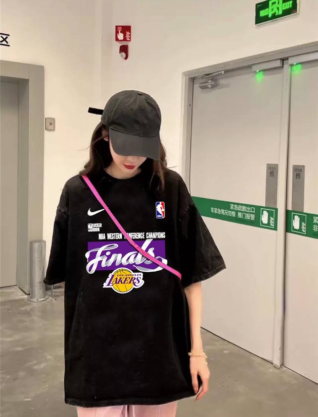 退换20天 170 Nba X Nike 湖人西部总冠军纪念款耐克训练服短袖半袖T恤 采用260G双纱100%新疆精梳纯棉面料 采用过肩拉条工艺,百洗不变 退换20天 170 Nba X Nike 湖人西部总冠军纪念款耐克训练服短袖半袖T恤 采用260G双纱100%新疆精梳纯棉面料 采用过肩拉条工艺,百洗不变