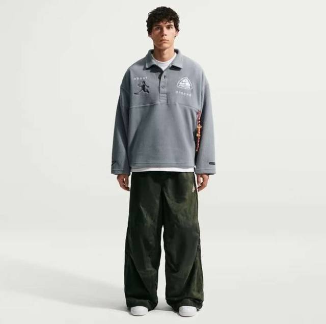 退换20天 360Nike × Cpfm 联名款 翻领长袖套头简约舒适卫衣 男女同款 颜色:灰色 尺码:S-Xl 衣长 胸围 肩宽 袖长 S 70 13 退换20天 360Nike × Cpfm 联名款 翻领长袖套头简约舒适卫衣 男女同款 颜色:灰色 尺码:S-Xl 衣长 胸围 肩宽 袖长 S 70 13