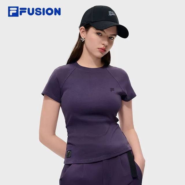 退换20天 210Fila Fusion斐乐潮牌女子针织短袖衫2026春季休闲T恤T11W613101F 斐乐这款T真的是我今年夏天最爱的单品之一!姐妹们,赶紧 退换20天 210Fila Fusion斐乐潮牌女子针织短袖衫2026春季休闲T恤T11W613101F 斐乐这款T真的是我今年夏天最爱的单品之一!姐妹们,赶紧