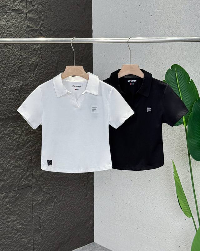 退换20天 220 Fila Fusion 2026夏季女子polo衫,修身不紧绷,显瘦更显高。经典翻领利落拉长颈线,弱化斜方肌,一秒显瘦脸;弧度收腰剪裁,自 退换20天 220 Fila Fusion 2026夏季女子polo衫,修身不紧绷,显瘦更显高。经典翻领利落拉长颈线,弱化斜方肌,一秒显瘦脸;弧度收腰剪裁,自