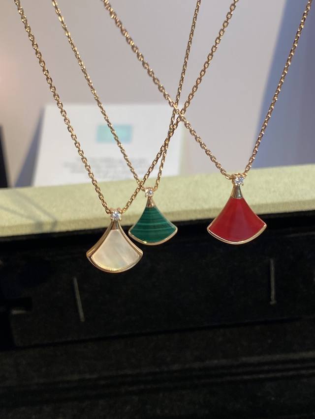 p230 V Gold Material Bvlgari Small Dress Necklace