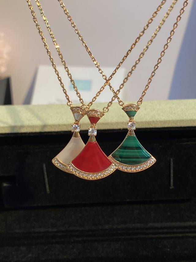 Malachite p270 Other colors p250 V gold material Bvlgari large dress necklace