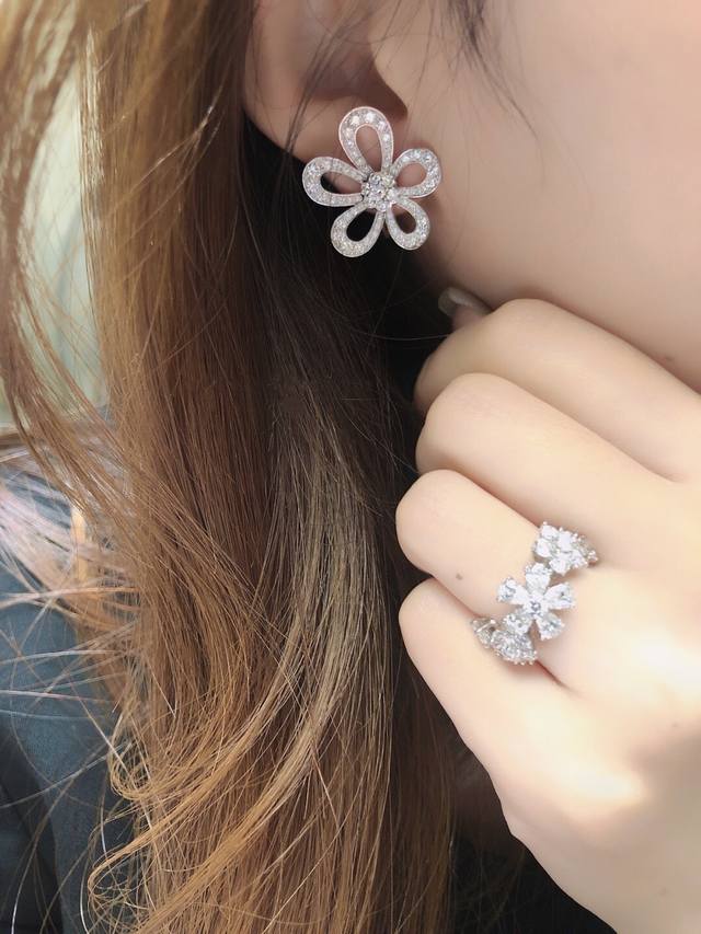 p500 Our large flower earrings (Zp190000+) are from the only supplier that genui