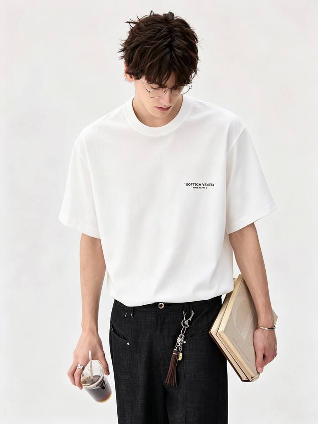 p230 Bottegavene*A宝*嘉 2026春夏新款男士短袖T恤，这是今年目前为止最牛批的一款纯色高品质面料！！！衣身Logo图案压胶设计！光是这些就足