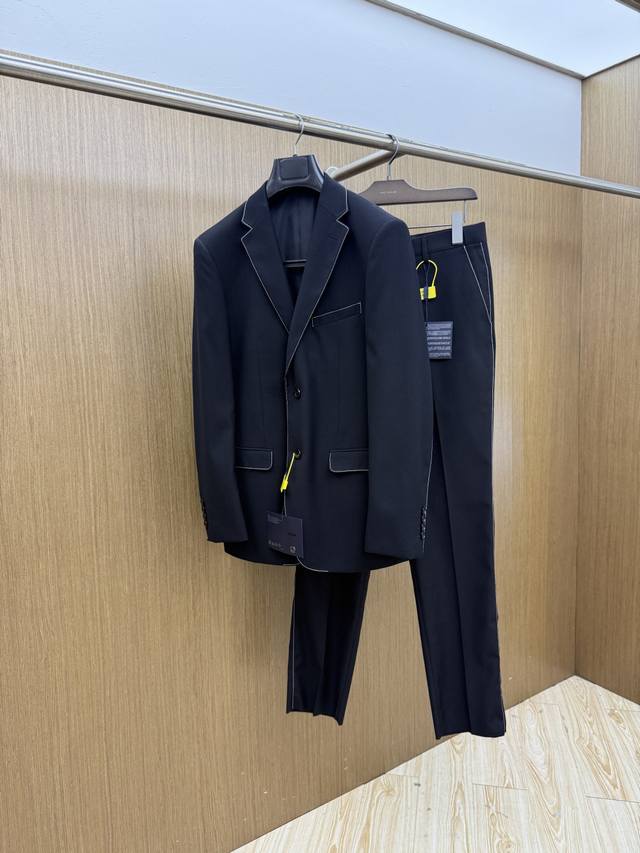早秋p860 套。pd 早秋新款西服套装,外贸公司订单 简约休闲西装外套,独家专供进口原版聚酯纤维面料,透气柔软保暖性很强,笔挺垂感十足,整件衣服车工走线整齐平 早秋p860 套。pd 早秋新款西服套装,外贸公司订单 简约休闲西装外套,独家专供进口原版聚酯纤维面料,透气柔软保暖性很强,笔挺垂感十足,整件衣服车工走线整齐平