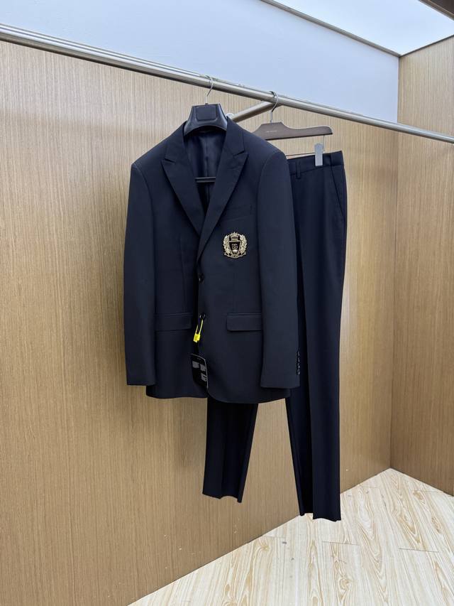 早秋p790 套。单西p570、西裤p300 Dg 早秋新款西服套装,外贸公司订单 简约休闲西装外套,独家专供进口原版聚酯纤维面料,透气柔软保暖性很强,笔挺垂感 早秋p790 套。单西p570、西裤p300 Dg 早秋新款西服套装,外贸公司订单 简约休闲西装外套,独家专供进口原版聚酯纤维面料,透气柔软保暖性很强,笔挺垂感
