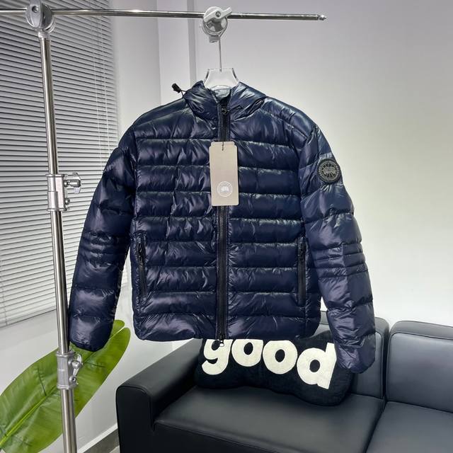 590 加拿大鹅 2227深蓝黑标 Canada Goose Crofton系列 Crofton系列滑雪季 徽标Logo纯色亮面连帽防水防风超轻羽绒服 男款