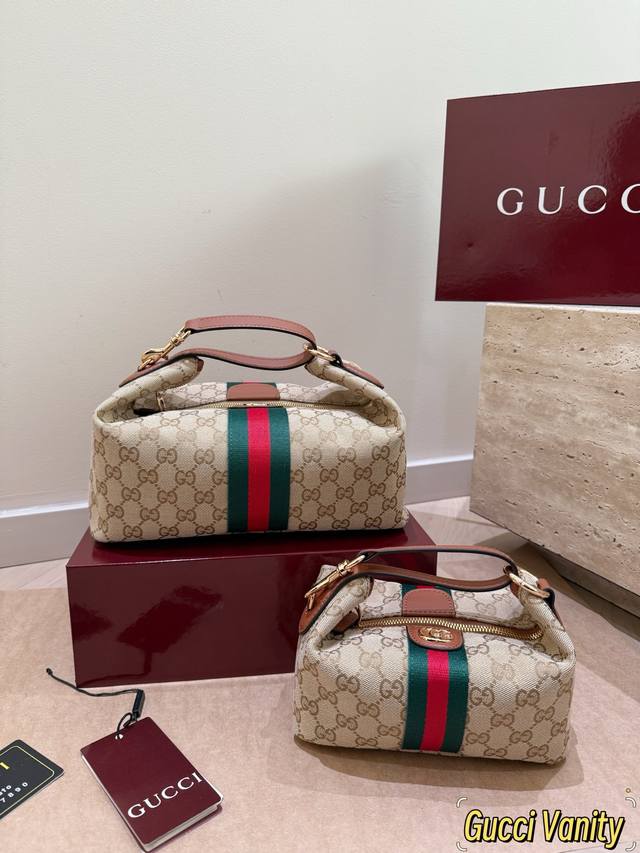 p250 p230 This Gucci mini handbag, shaped like a lunchbox, is a must-have for wi
