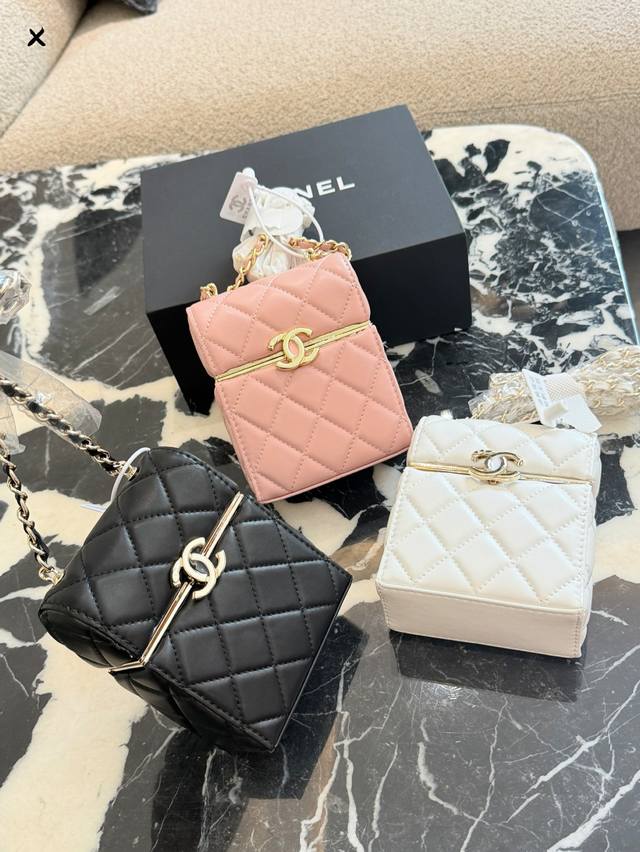 Chanel Makeup Chain Box Bag p230 This Chanel lambskin makeup chain box bag featu