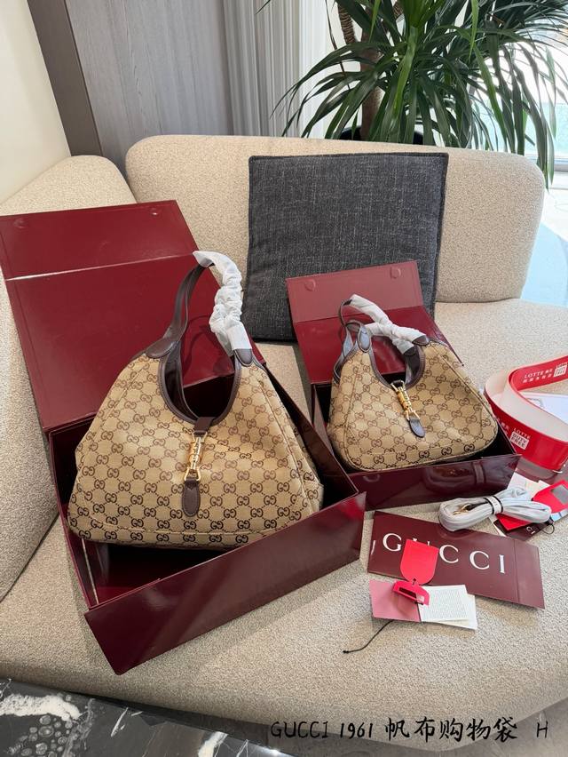 Gucci Jackie 1961 Handbag (p290p300) This Gucci Jackie 1961 handbag features cla