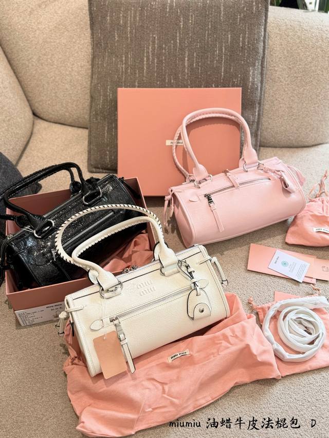 Miumiu Motorcycle Bag p440 This Miumiu motorcycle bag is made of top-grain cowhi