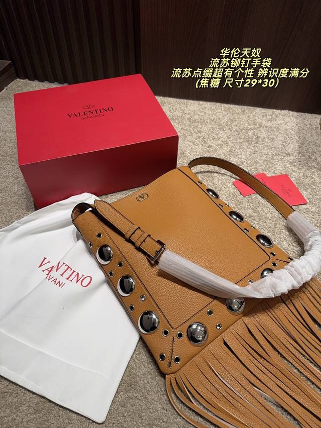 p360 (Box included) Size 29*30 Valentino Tassel & Studded Handbag The tassel emb