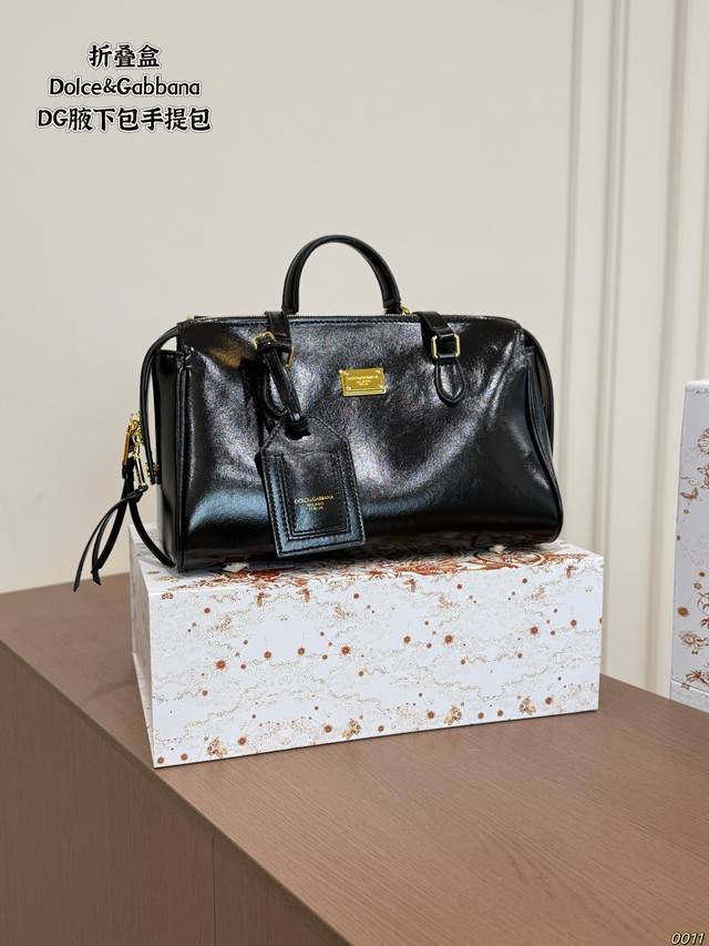 ?250 Folding Box Dolce & Gabbana Handbag A noble and elegant design, made of hig