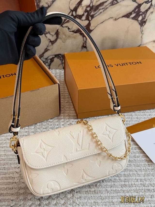 260 Comes with box Size: 22*12cm L's Cream White Ivy Woc The actual product is s