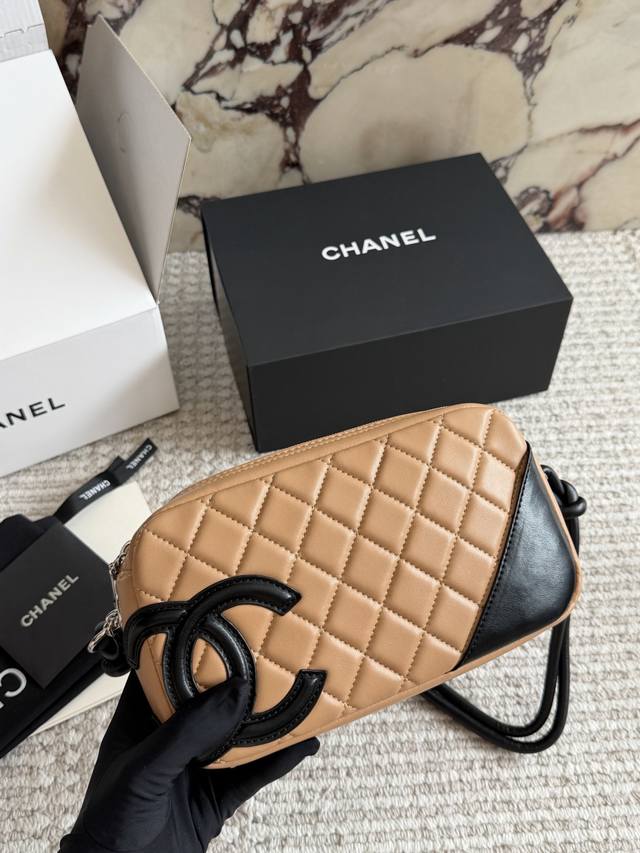 260 Comes with box Size: 22 x 13cm Chanel Panda Cambon Basket The classic black