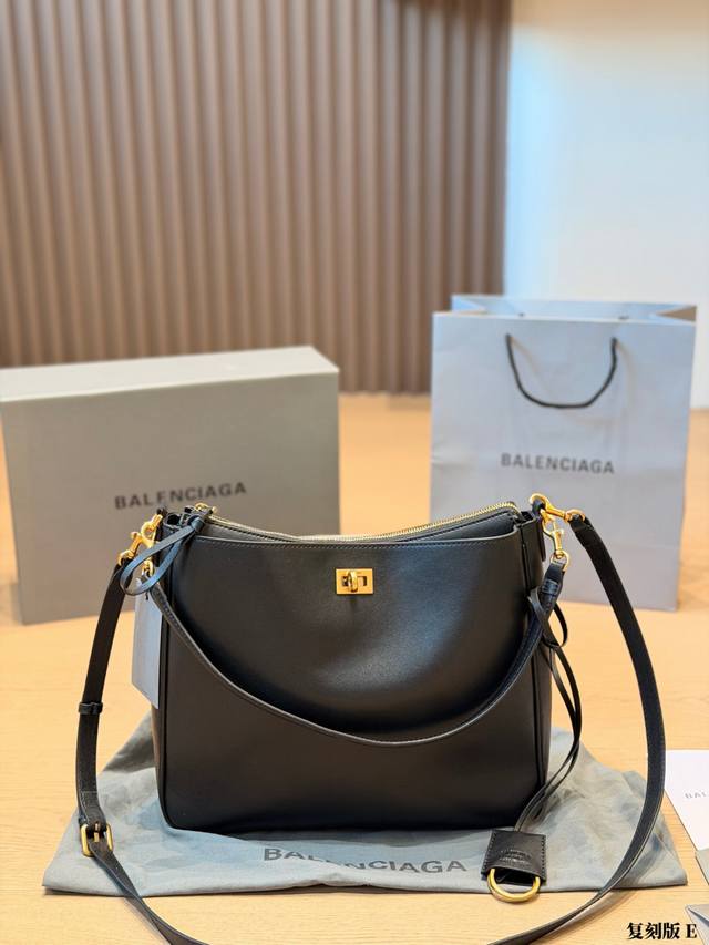 复刻版 p340 Balenciaga 黑色皮质水桶 Hobo 包，金色锁扣 + 可调节皮质肩带，可以单肩、斜挎。右下角有”复刻版E”的水印。 尺寸 30