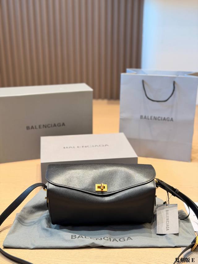 复刻版 p350 Balenciaga 黑色皮质翻盖斜挎包，金色锁扣，配可调节皮质肩带，可以单肩、斜挎。右下角有”立刻版E”的水印。 尺寸 26 19Cm