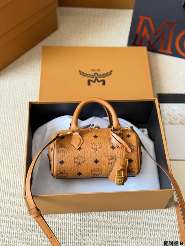 复刻版 p290 Mcm Visetos迷你波士顿包 Mcm Visetos迷你波士顿包，经典干邑色老花涂层帆布+牛皮饰边，复古金属锁扣和吊牌，细节满分。尺