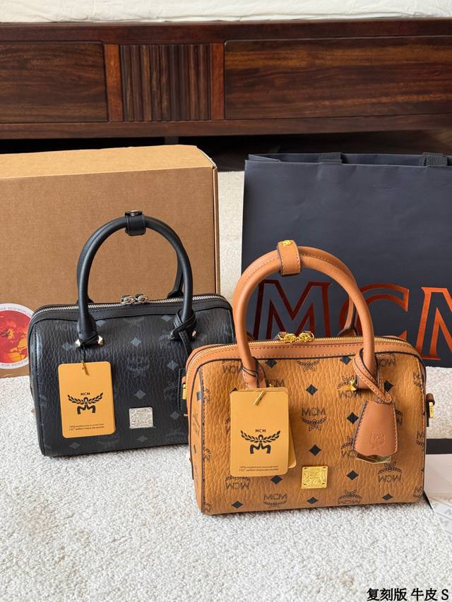 复刻版 牛皮 p250 Mcm 波士顿枕头包 Mcm经典干邑色波士顿枕头包，Visetos涂层帆布+皮革饰边，复古耐用！金色五金+徽标，细节满分。小号尺寸约
