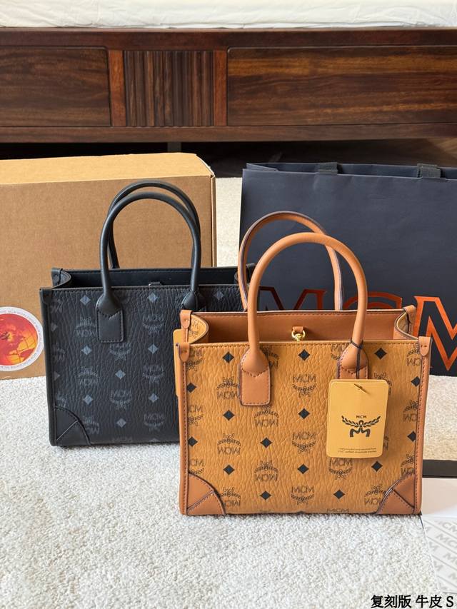 复刻版 牛皮 p250 Mcm Munchen小号托特包 Mcm Munchen小号托特包，经典Visetos涂层帆布+纳帕皮革饰边，干邑色超百搭！尺寸约2