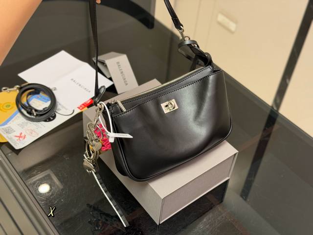 ￥p320 配折叠盒飞机盒 巴黎世家Redeo新品腋下包 新款可以说出道即巅峰，有是一神作， 重新开创- -种新的风格， 慵懒塌塌的造型用在巴黎世家没有