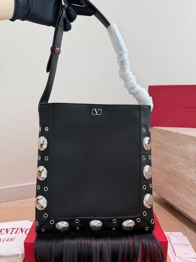 p360 Comes with box. Size: 28-30cm. Valentino's new arrival! Who can resist this