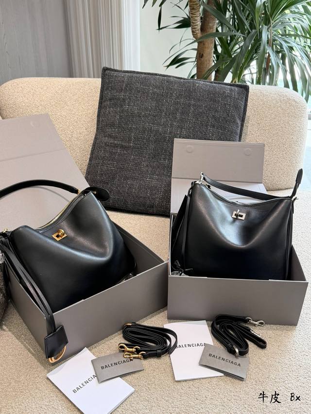 巴黎世家Rodeo中号手袋p340 巴黎世家Rodeo中号手袋，采用纳帕头层牛皮，手感柔软耐磨，内衬小羊皮，质感满分。黑色包身+金属银色扣，简约大气，肩带可调