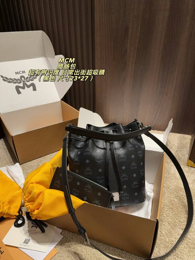 p290飞机盒尺寸23*27 Mcm老花水桶包，复古又奢华！抽绳收口设计，安全又随性，内部分层超能装，手机、化妆品、折叠伞都能轻松收纳。肩带可调节，手提斜挎都