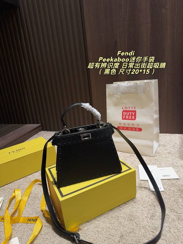 p290 Folding box size 20*15 Fendi Peekaboo mini handbag, simple yet highly recog