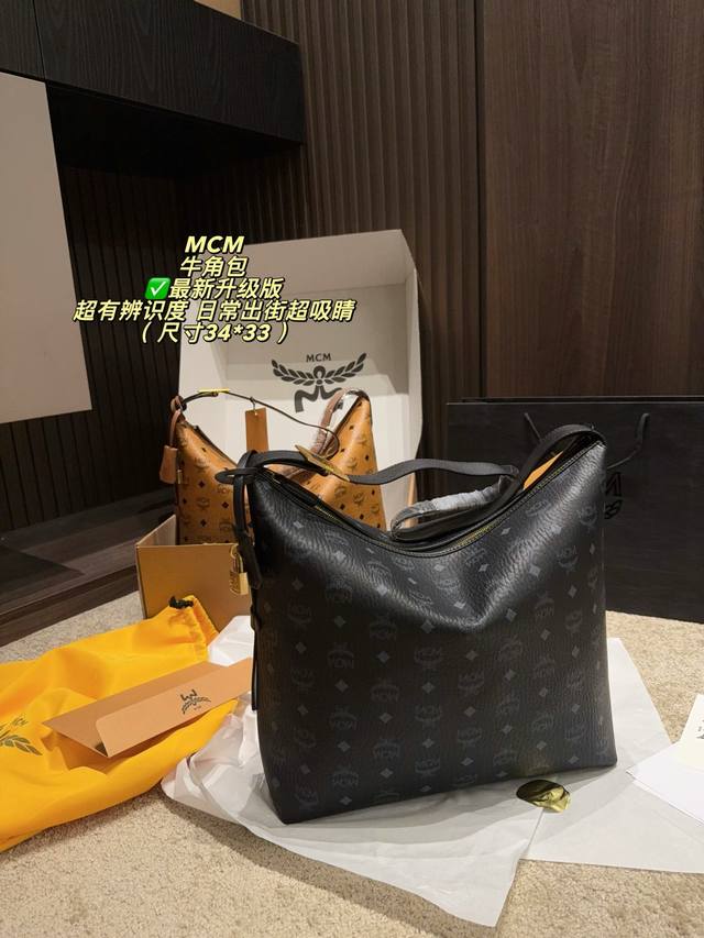 p300飞机盒尺寸34*33 Mcm牛角包，复古又百搭，秋冬穿搭必备。容量超能装，短外套、雨伞都能放。肩带可拆卸，单肩、斜挎、手提随心切换，通勤出街都很Ok！