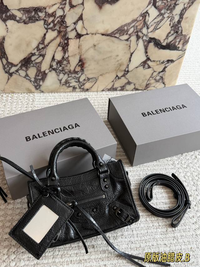 330 原单油腊皮 配盒 Balenciaga经典Neo Cagole迷你机车包 做旧褶皱黑牛皮自带复古做旧肌理，标志性铆钉、编织提手与流苏挂饰复刻品牌标志