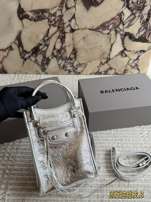 270 原单油腊皮 配盒 Balenciaga经典Neo Cagole迷你机车包 做旧褶皱黑牛皮自带复古做旧肌理，标志性铆钉、编织提手与流苏挂饰复刻品牌标志