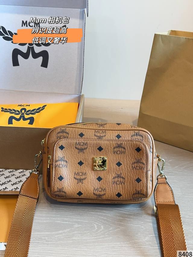 p220 Mcm经典干邑色相机包 Mcm Klassik系列干邑色相机包，Visetos老花印花+金属铭牌，复古又奢华！优质牛皮材质，手感细腻耐用，肩带可调