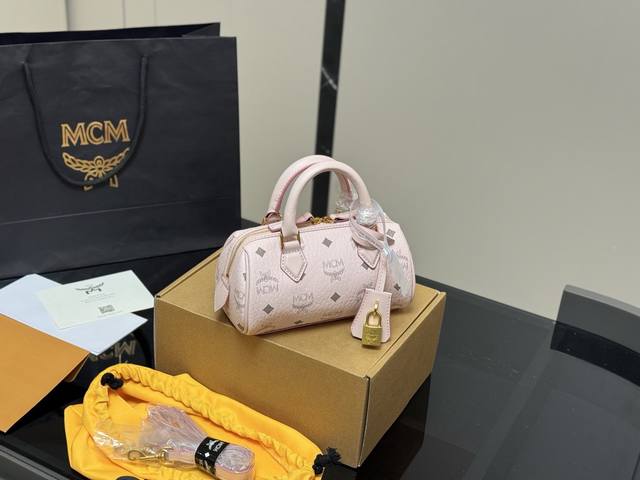 ￥p240 配飞机盒 Size：18Cm Mcm这季主打就是时尚大L Mcm新款Ella枕头包！ 真是方便又实用哦！ 这款太啦！ 非常有街头风，酷炫