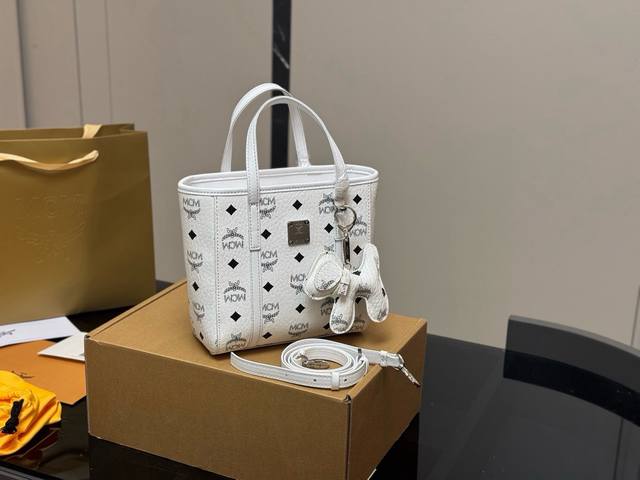 ￥p230 配飞机盒 复刻版 Size：20*19Cm 16*14Cm 新款Mcm 菜篮子 原单！原单！ 俏皮很百搭 全套包装 赠送可爱的小狗挂件！