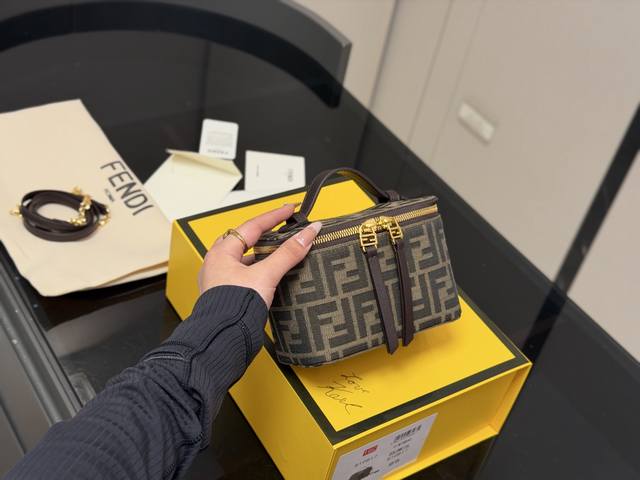 ?270 Folding Box Bag Fendi Box Bag Comfort and sophistication coexist Simple and