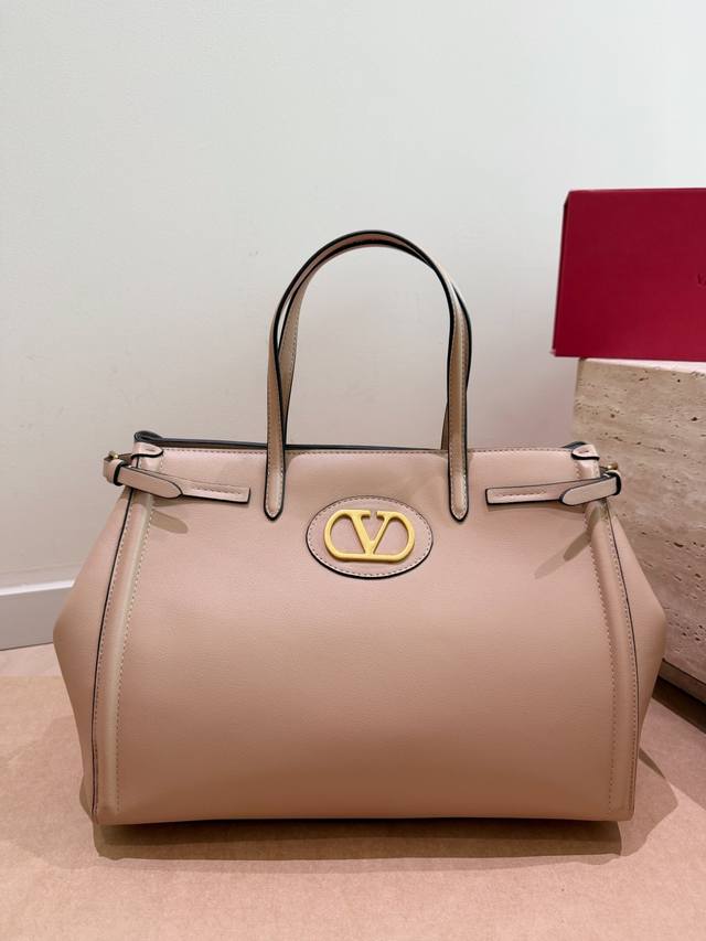 p330 Valentino handbag, can be worn crossbody. It has a very retro feel, sophist