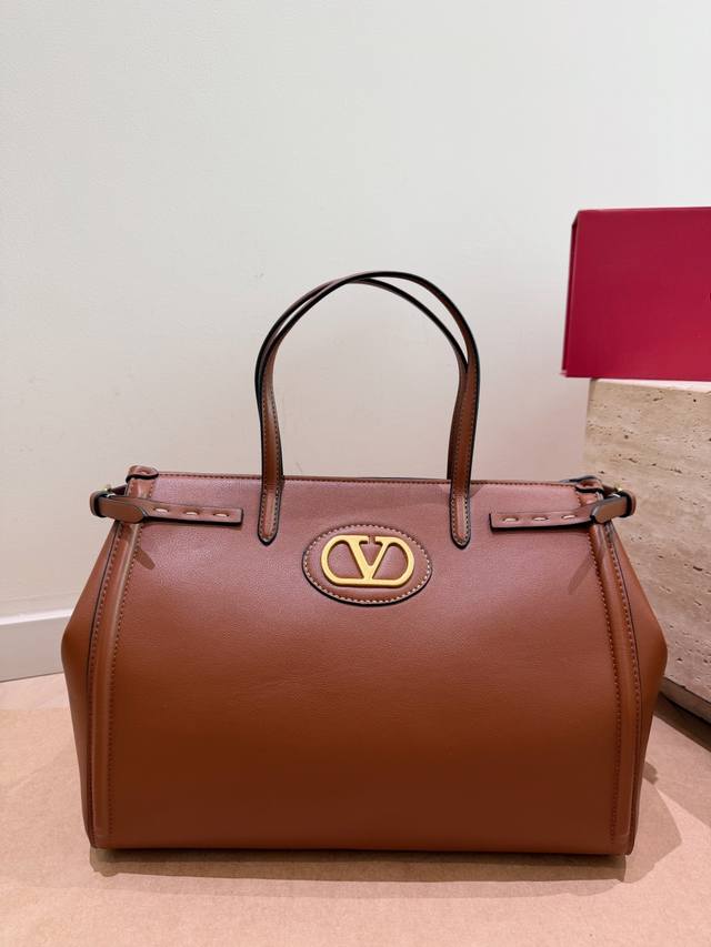p330 Valentino handbag, can be worn crossbody. It has a very retro feel, sophist