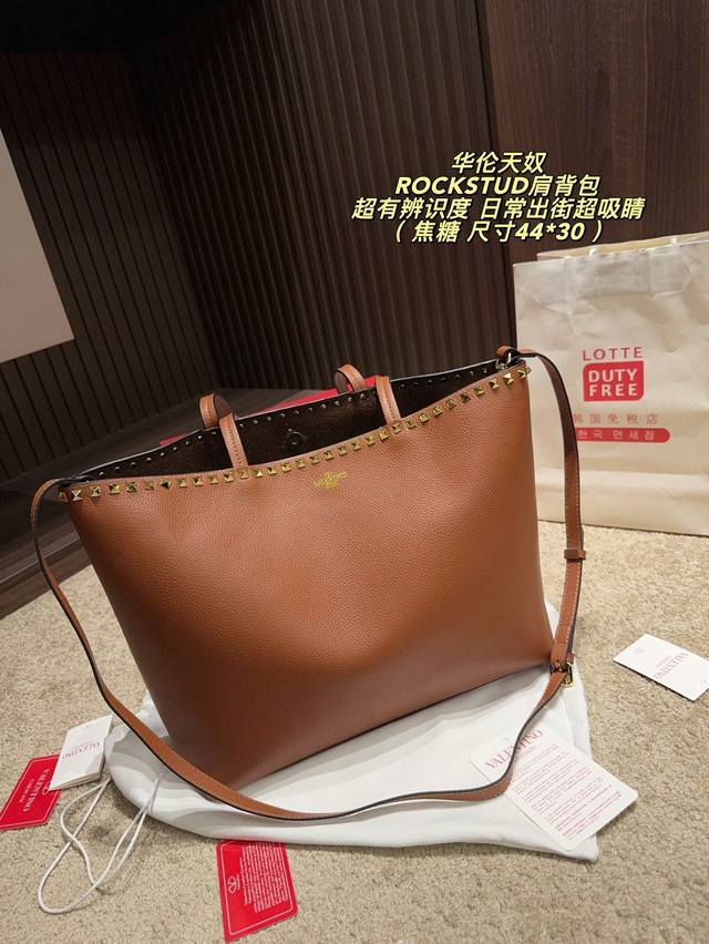 p230 (No box), size 44*30 mm. Valentino Garavani Rockstud shoulder bag, grained