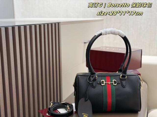 p210 新品 配礼盒 Borsetto 保龄球包 Gucci Borsetto系列老花保龄球包 包身采用标志性Gg老花帆布，搭配品牌经典红绿织带与马衔扣