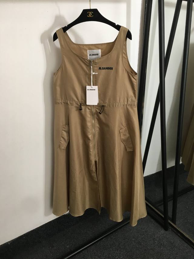 p220款号20252363 Jil Sande*新款 胸前Logo印花 抽绳收腰吊带背心连衣裙，卡其色，黑色，Sml， M码；胸围96，长116